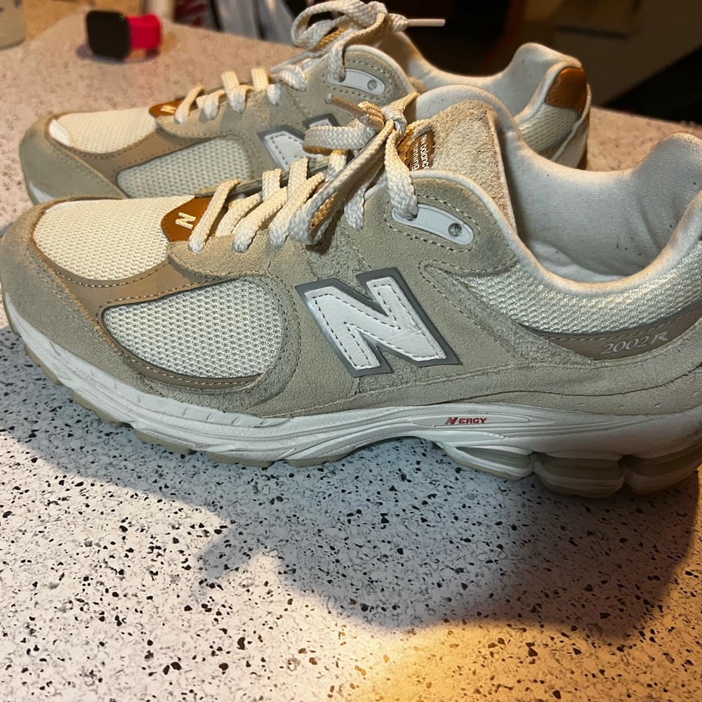 New Balance 2002 R